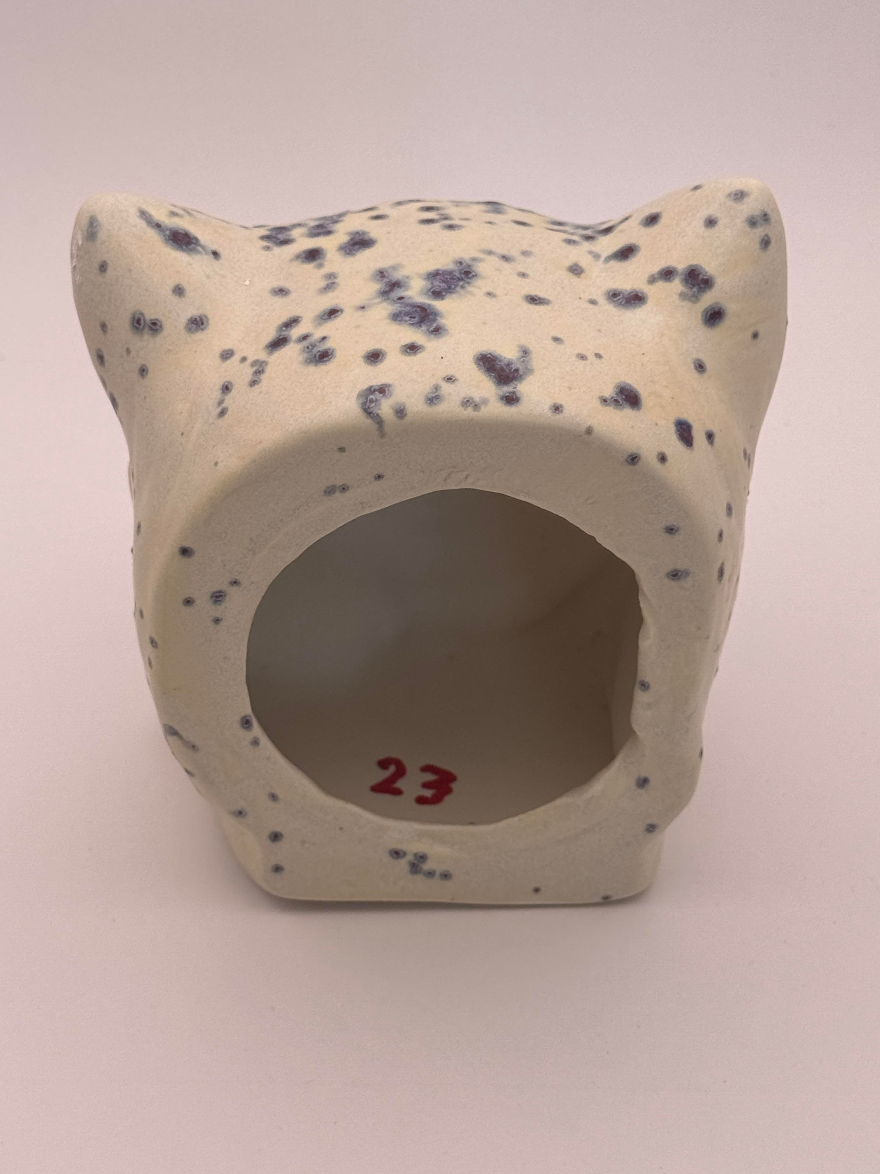 No. 23 · Cat Head underside